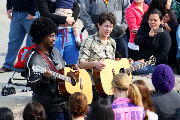 Nick+Jonas+put+impromptu+acoustic+session+Y0UtaiheSgXl - Nick Jonas Performing In Sherman Oaks