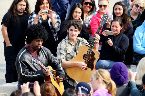 Nick+Jonas+put+impromptu+acoustic+session+Z5OEWRB6iaEl - Nick Jonas Performing In Sherman Oaks