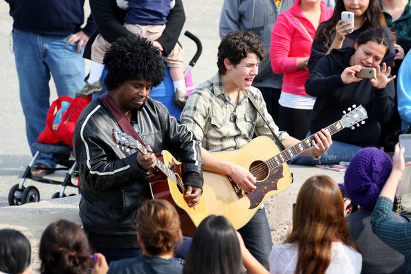 Nick+Jonas+put+impromptu+acoustic+session+Z-3vBqPB3txl - Nick Jonas Performing In Sherman Oaks