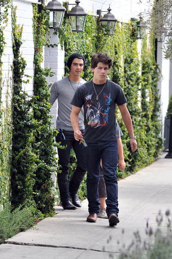 Jonas+Brothers+aren+t+idiots+0OFcja4aTHAl - The Jonas Brothers Eat Lunch at The Village