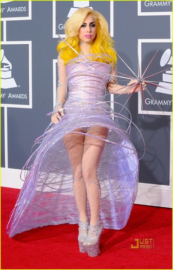 lady-gaga-2010-grammy-awards-red-carpet-07