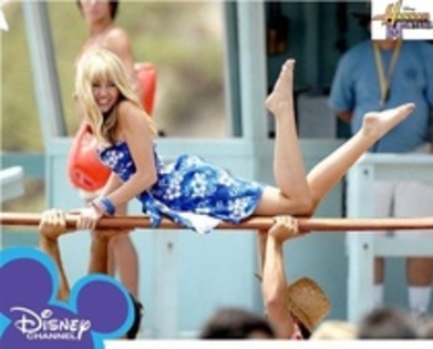 Distreazate cu Hannah Montana - Vino in lumea vedetelor tale favorite de la DisneyChannel00000 revista nr 1