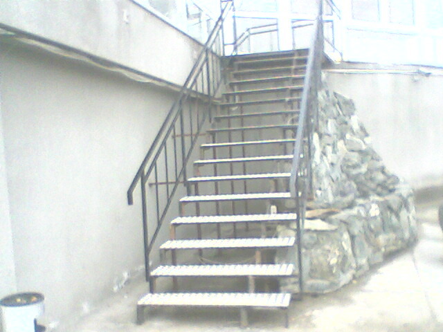 SCARA EXTERIOR; Scara metalica pentru exterior,placata cu tabla striata din aluminiu .
