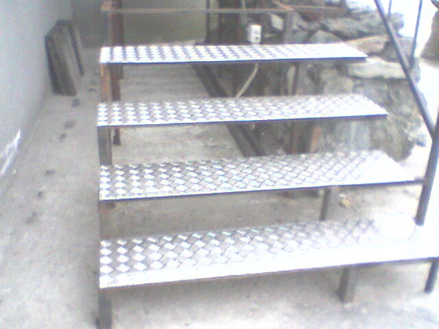 TREPTE SCARA EXTERIOR; Trepte din tabla de aluminiu striat
