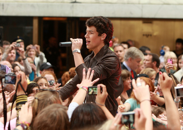 Jonas+Brothers+Perform+NBC+Today+KyCiLW65janl