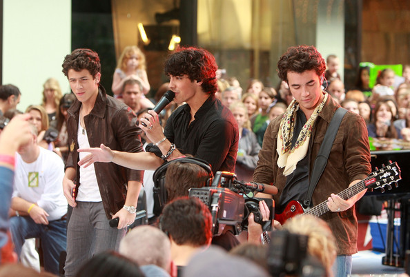 Jonas+Brothers+Perform+NBC+Today+puWVrP8_S6Fl - The Jonas Brothers Perform On NBCs