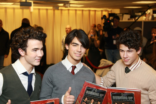 Jonas+Brothers+Sign+Copies+Their+New+Book+5ofnOtJQ52el - The Jonas Brothers Sign Copies Of Their New Book At Barnes