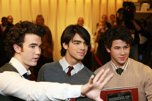 Jonas+Brothers+Sign+Copies+Their+New+Book+R0jSEzaHGjxl