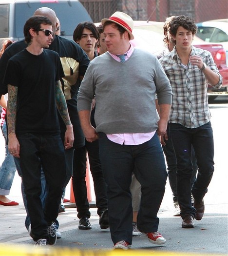 Jonas+Brother+Arriving+Set+2+s_4HoECC46tl - The Jonas Brothers Arriving on Set