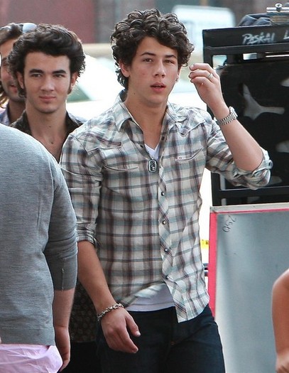 Jonas+Brother+Arriving+Set+2+tT5lFWQy9Rcl - The Jonas Brothers Arriving on Set