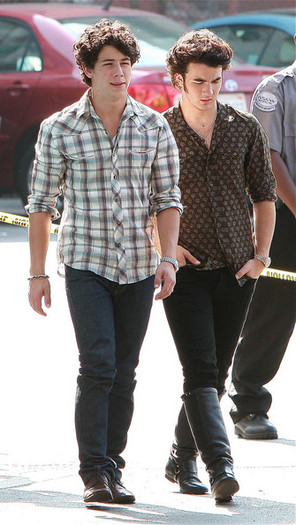 Jonas+Brother+Arriving+Set+6m7rZKFNWn-l - The Jonas Brothers Arriving on Set