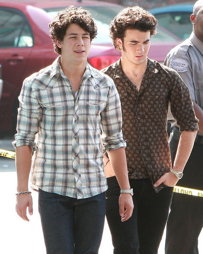 Jonas+Brother+Arriving+Set+_CYuMUBQ8TDl - The Jonas Brothers Arriving on Set