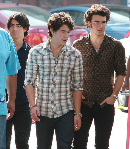 Jonas+Brother+Arriving+Set+cT1SpN9Jcfyl - The Jonas Brothers Arriving on Set