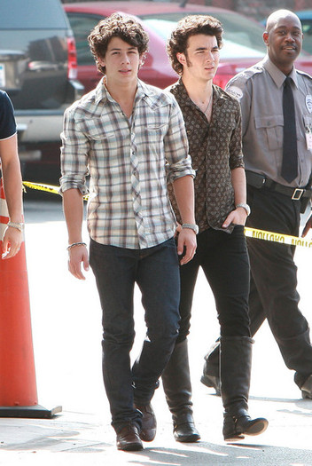 Jonas+Brother+Arriving+Set+-dEl8hNQ6jzl - The Jonas Brothers Arriving on Set