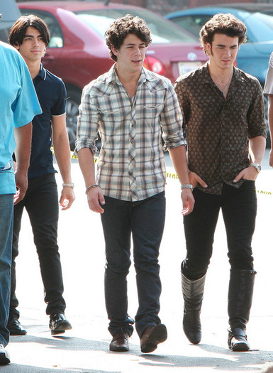 Jonas+Brother+Arriving+Set+-jLemQupCGyl - The Jonas Brothers Arriving on Set