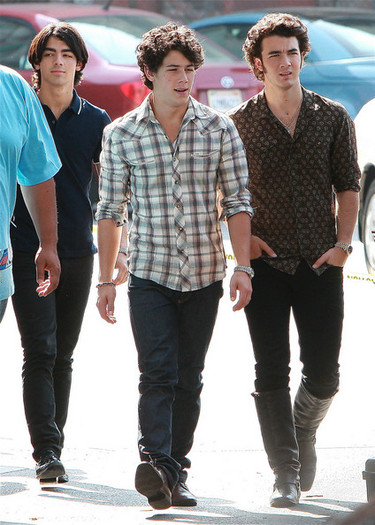 Jonas+Brother+Arriving+Set+WN-wuAEQZwIl - The Jonas Brothers Arriving on Set