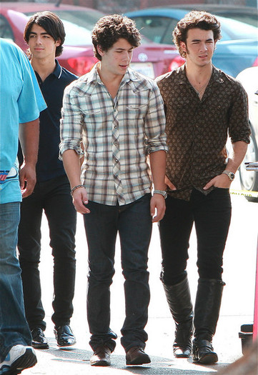 Jonas+Brother+Arriving+Set+YoGnGCWUh6Bl - The Jonas Brothers Arriving on Set