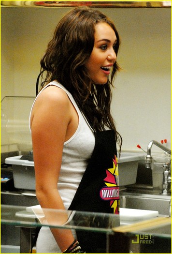miley-cyrus-makes-milkshake-01 - 05-Miley isi face un MilkShake