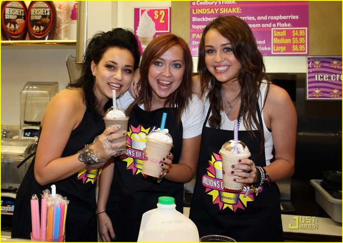 miley-cyrus-makes-milkshake-04 - 05-Miley isi face un MilkShake