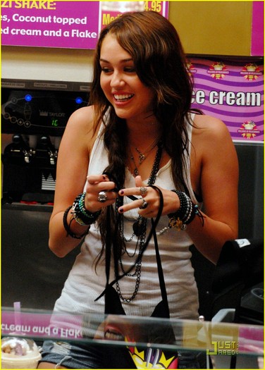 miley-cyrus-makes-milkshake-08