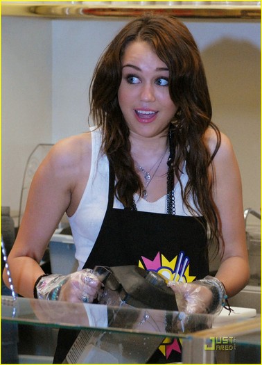 miley-cyrus-makes-milkshake-09 - 05-Miley isi face un MilkShake