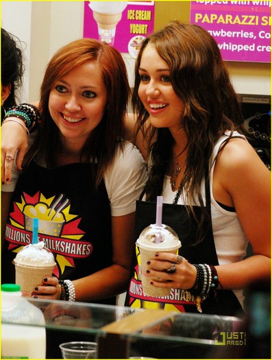 miley-cyrus-makes-milkshake-10 - 05-Miley isi face un MilkShake