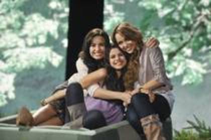 demi  selena  miley - CMBP