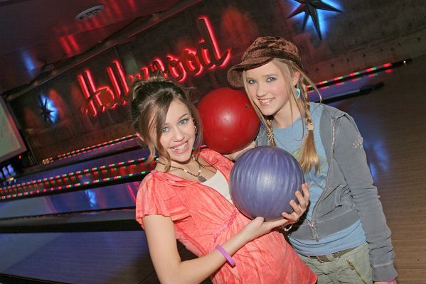 la bowling - poze rare miley cyrus