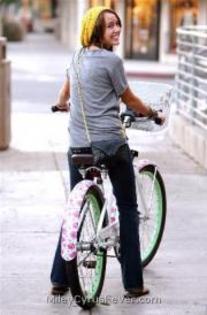 pe bicicleta - poze rare miley cyrus