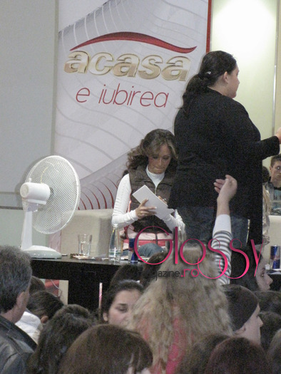 Anahi-Meet-and-greet-Bucharest-R-3 - Anahi in Romania