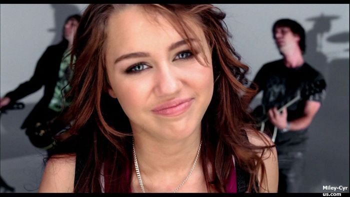 miley-cyrus_com-7thingsmusicvideo-0055