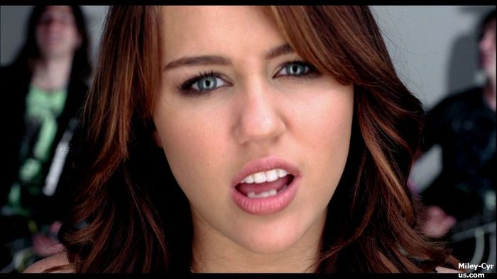 miley-cyrus_com-7thingsmusicvideo-00121