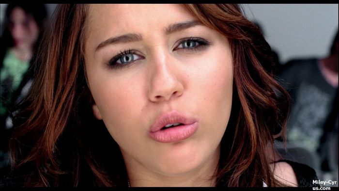 miley-cyrus_com-7thingsmusicvideo-0123