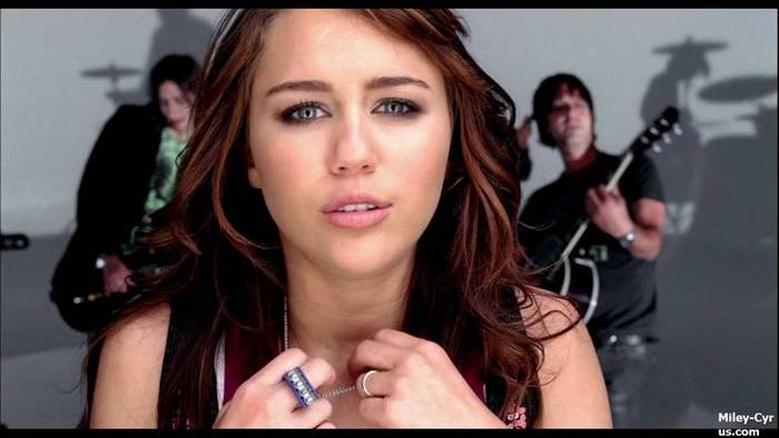 miley-cyrus_com-7thingsmusicvideo-0131