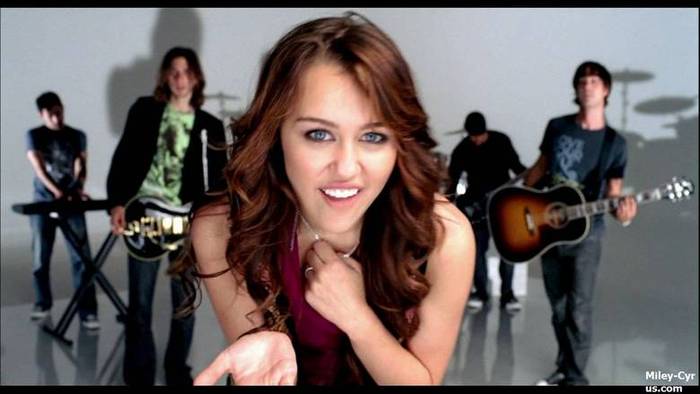 miley-cyrus_com-7thingsmusicvideo-0134