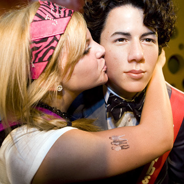 kiss_flip - nick jonas and girls