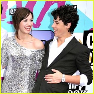 nick-jonas-demi-lovato - nick jonas and girls