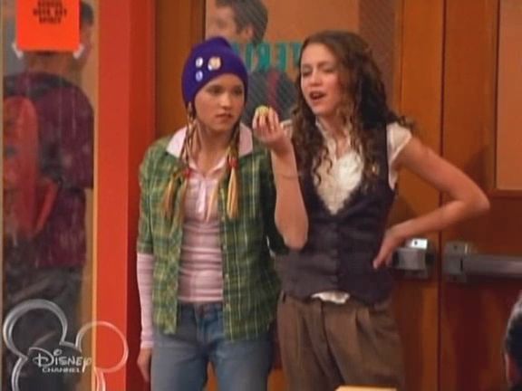 1-11-Oops-I-Meddled-Again-hannah-montana-3167645-576-432 - Poze Hannah Montana