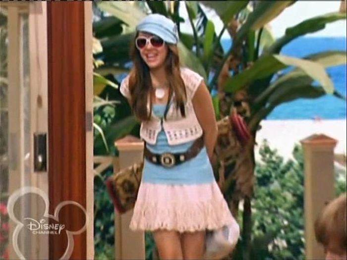 1-20-Debt-it-Be-hannah-montana-3167876-704-528 - Poze Hannah Montana