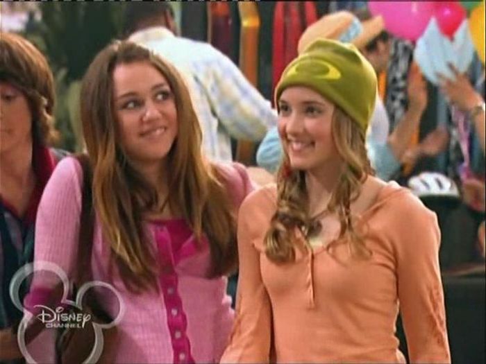 1-20-Debt-it-Be-hannah-montana-3167886-704-528 - Poze Hannah Montana