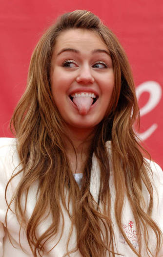 miley-cyrus_COM-eifrevlon-walkforwomen-2009may9-f004