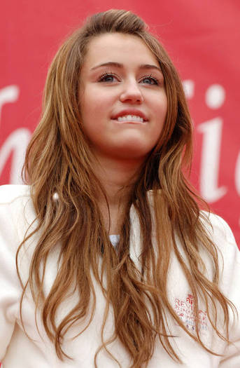 miley-cyrus_COM-eifrevlon-walkforwomen-2009may9-f005 - Biografie Miley