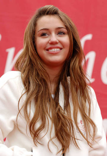 miley-cyrus_COM-eifrevlon-walkforwomen-2009may9-f010 - Biografie Miley