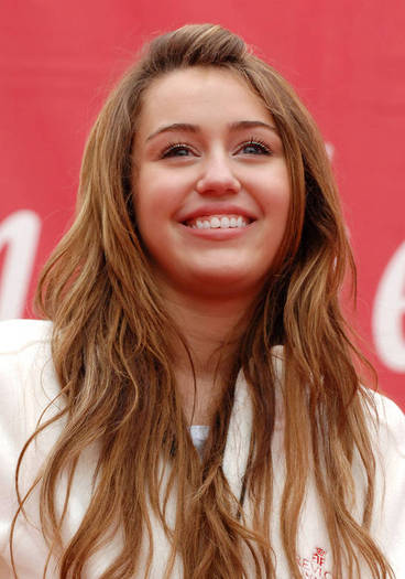 miley-cyrus_COM-eifrevlon-walkforwomen-2009may9-f011