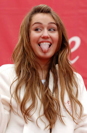 miley-cyrus_COM-eifrevlon-walkforwomen-2009may9-f012 - Biografie Miley