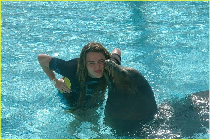 miley-cyrus-atlantis-sea-lion-02