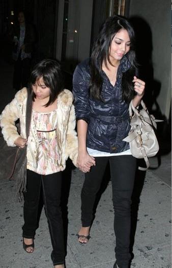 vanessa_and_stella_hudgens_374x581_1245407837 - Toate Pozele mele din PC