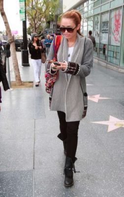 Clic pentru a vizualiza imaginea ?n dimensiunile reale - Miley Cyrus out and about in Hollywood on March 8