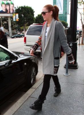 Clic pentru a vizualiza imaginea ?n dimensiunile reale - Miley Cyrus out and about in Hollywood on March 8