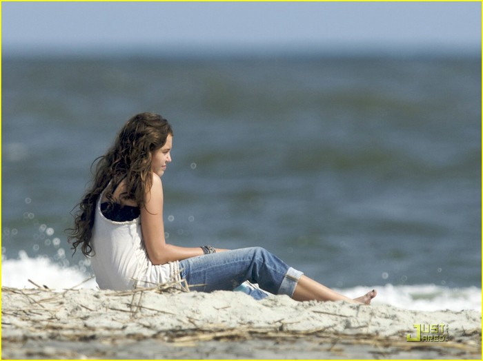 miley-cyrus-beach-beauty-06 - Miley Cyrus